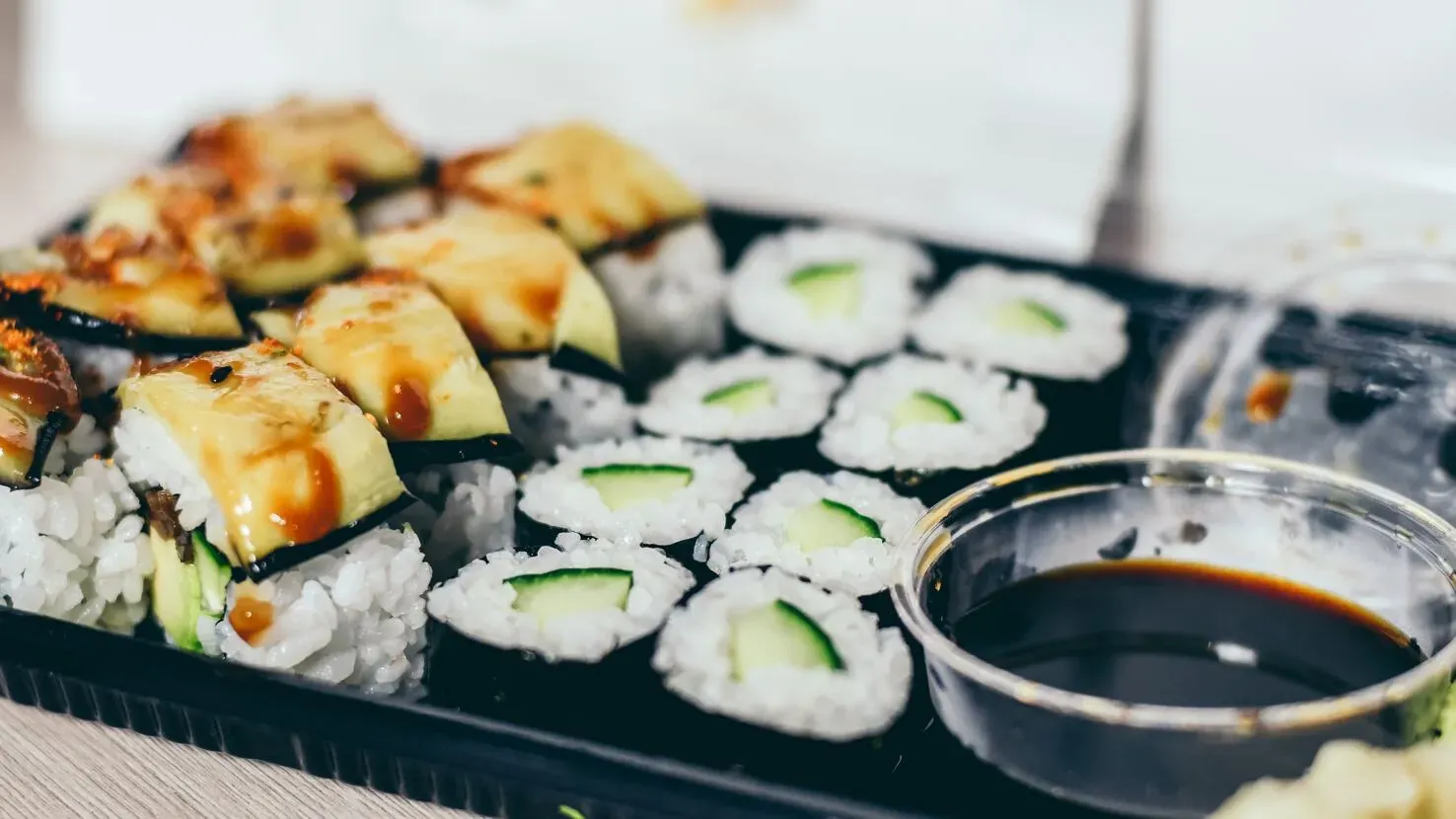 Vielfältige Sushi-Box mit verschiedenen Maki- und Nigiri-Variationen