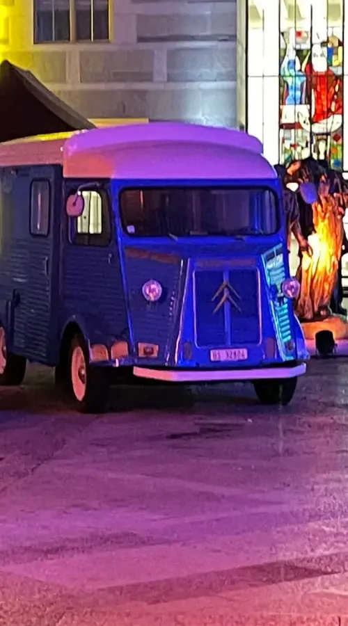 Vintage Citroën-Transporter, umgebaut als mobile Streetfood-Station