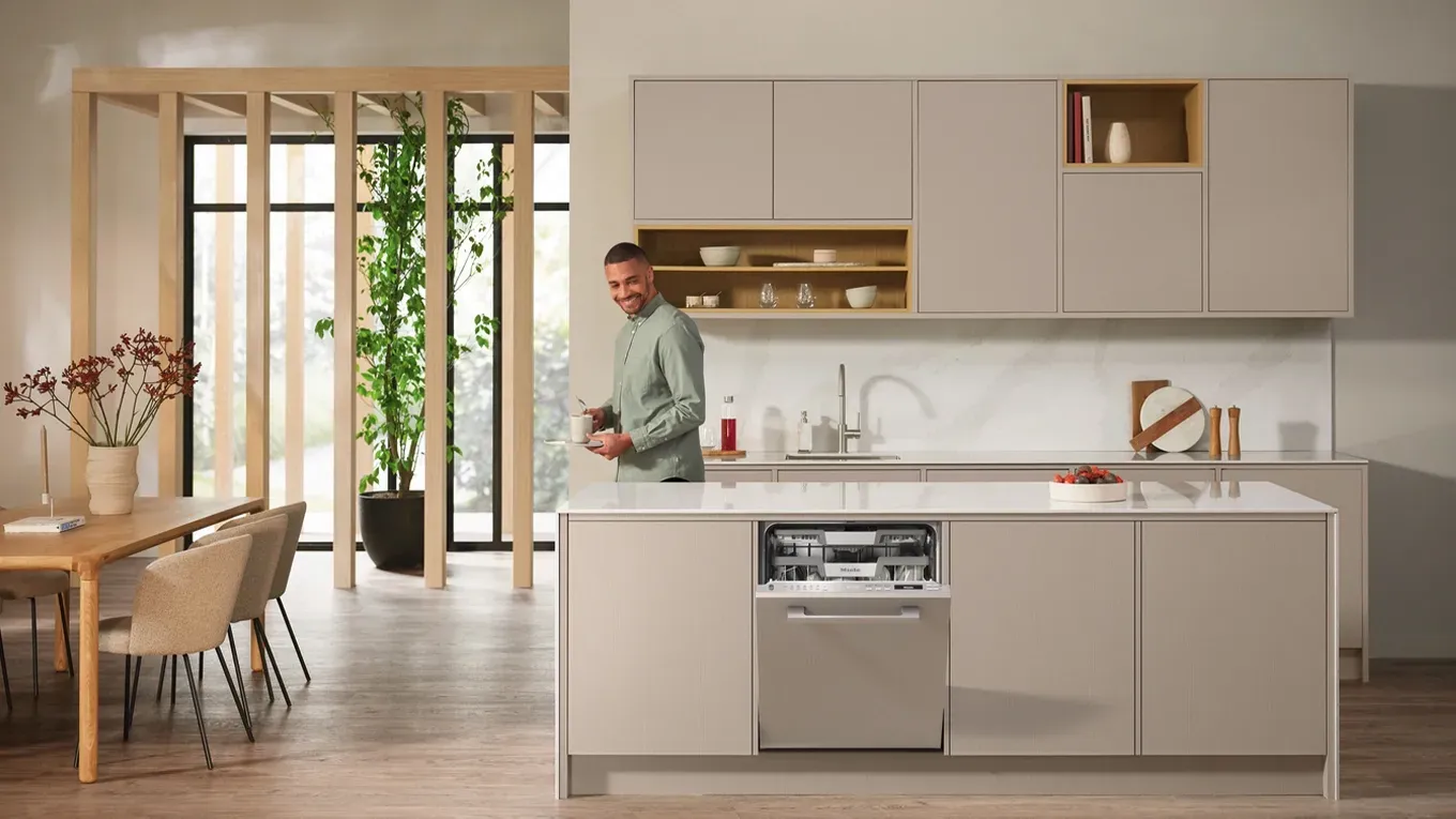 Vollintegrierter Geschirrspüler Miele G 7250 SCVi AutoDos in einer hellen Küche