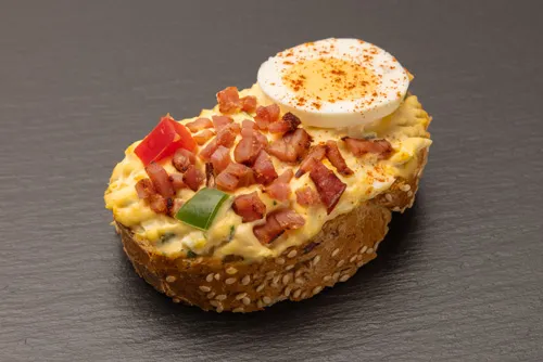 Vollkorn Ei-Salat Sandwich mit knusprigem Speck