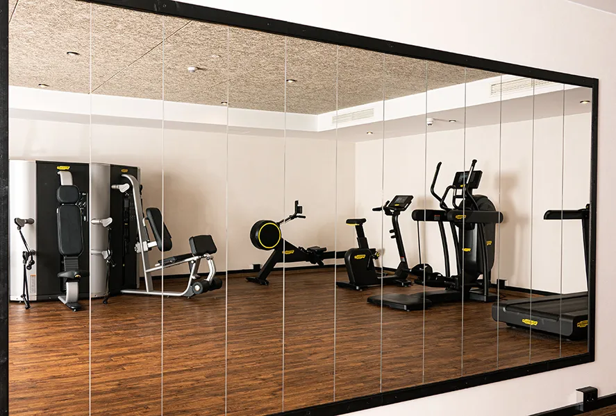 Vor einem Spiegel können Sie Ihre Bewegungen kontrollieren und für ein fokussiertes Training sorgen.