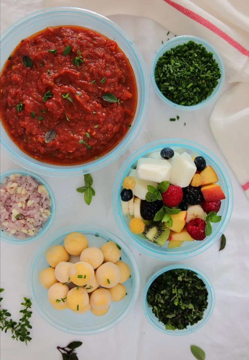 Vorbereitete Meal-Prep-Gerichte in praktischen Aufbewahrungsdosen