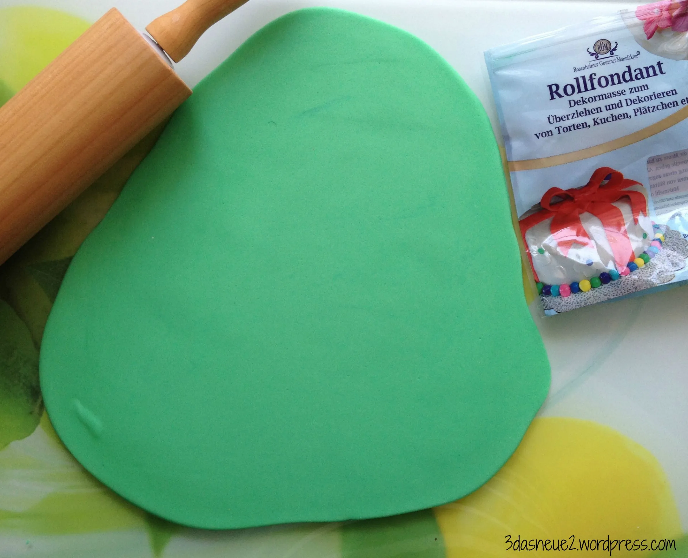 Vorbereitung der Dino-Kuchen-Dekoration