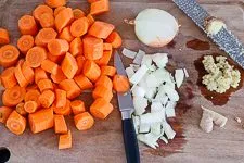 Vorbereitung: Geschälte und gewürfelte Möhren, Zwiebeln und geriebener Ingwer