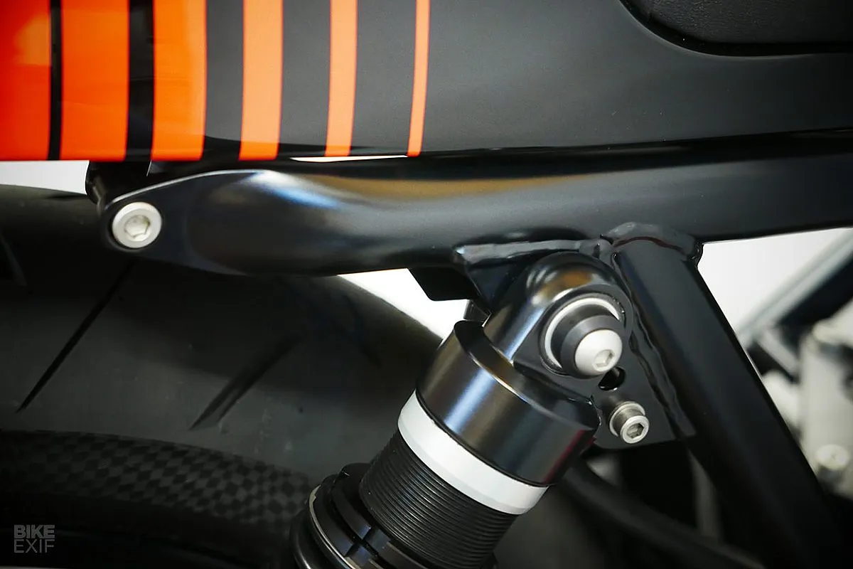 Vorderansicht der Kaffeemaschine Moto Guzzi KM22 mit modifizierter Gabel