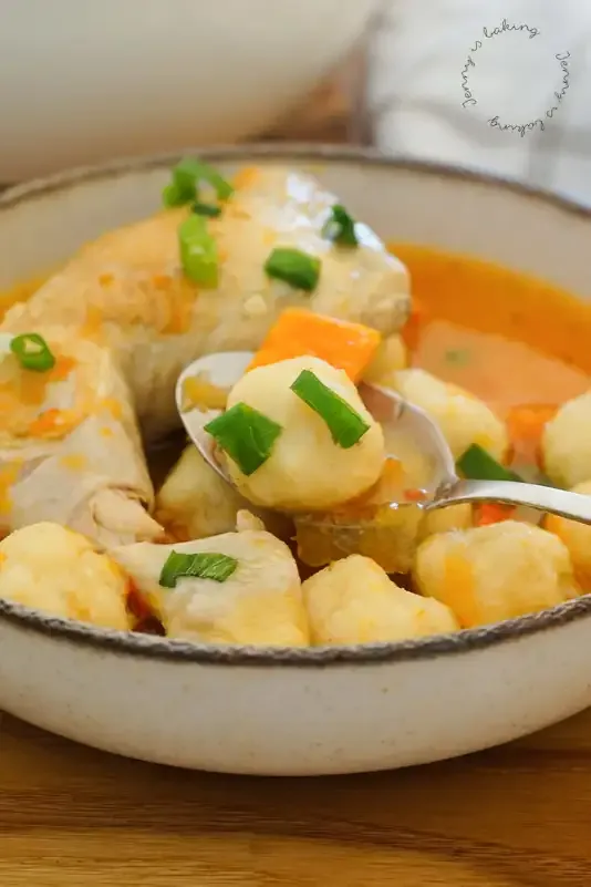 Vori Vori Suppe mit Maismehlbällchen und Hühnchen in einer Schüssel