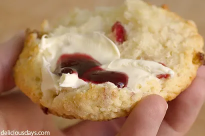 Warme Scones mit Rosinen und Cranberries serviert