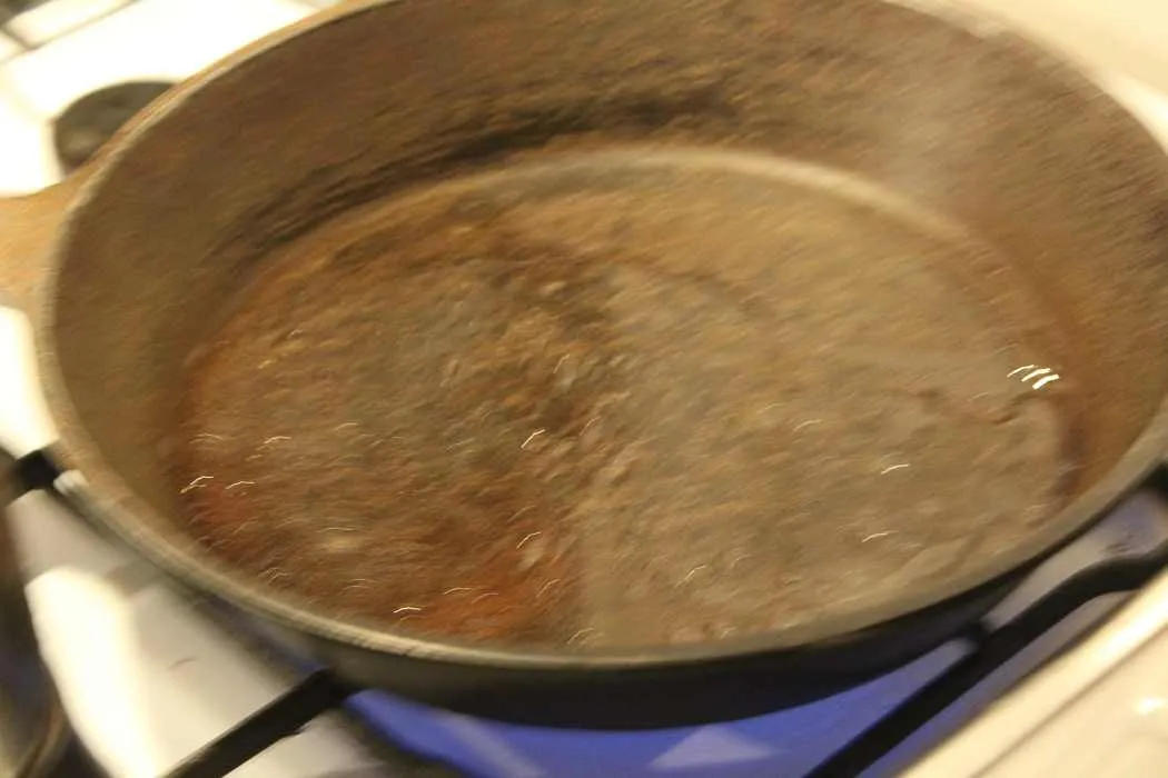 Wasser wird in die heiße Pfanne gegeben