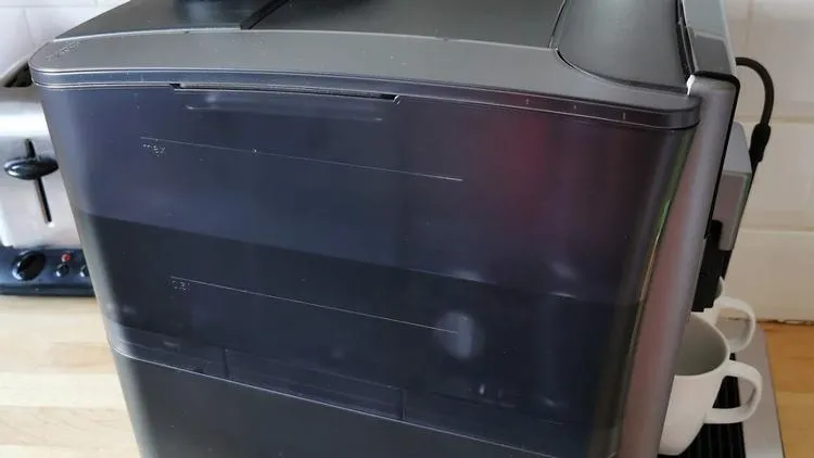 Wassertank der Siemens EQ.6 Plus s100 mit geöffnetem Deckel