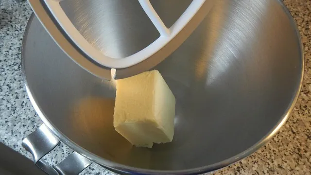Weiche Butter in einer Rührschüssel wird cremig geschlagen