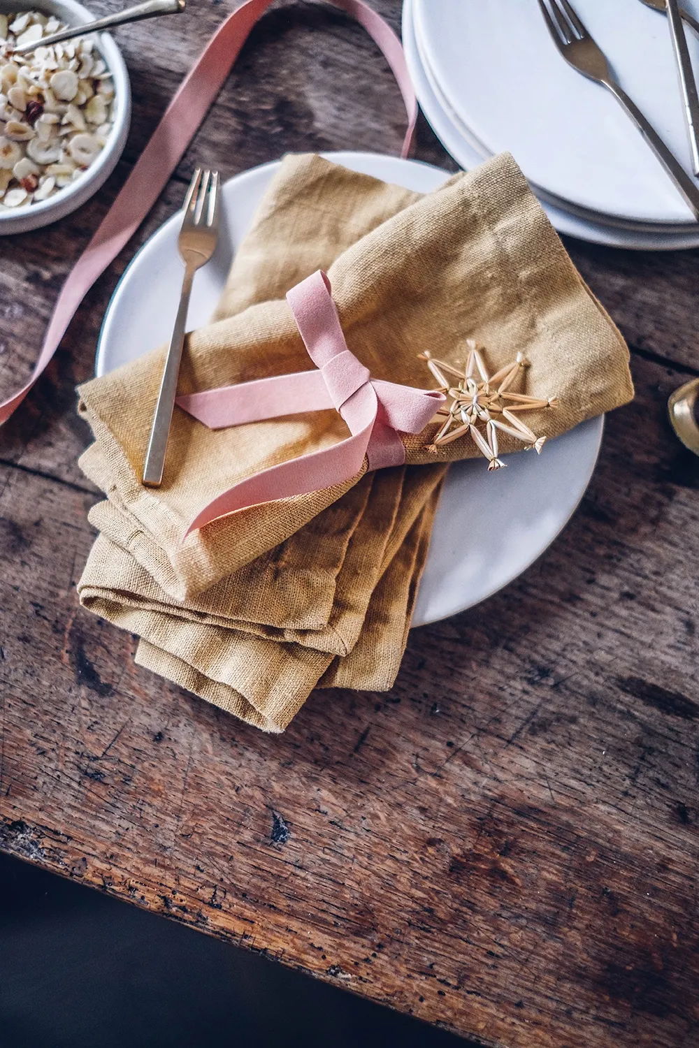 Weihnachtliche Dekoration neben der Kaffeemaschine