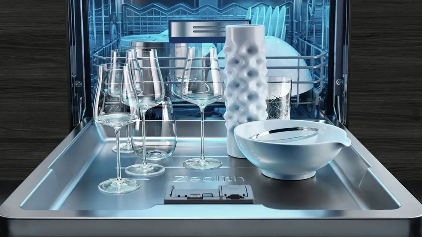 Weingläser und Schale auf einer geöffneten Spülmaschinentür bei einem Siemens Geschirrspüler mit Zeolith