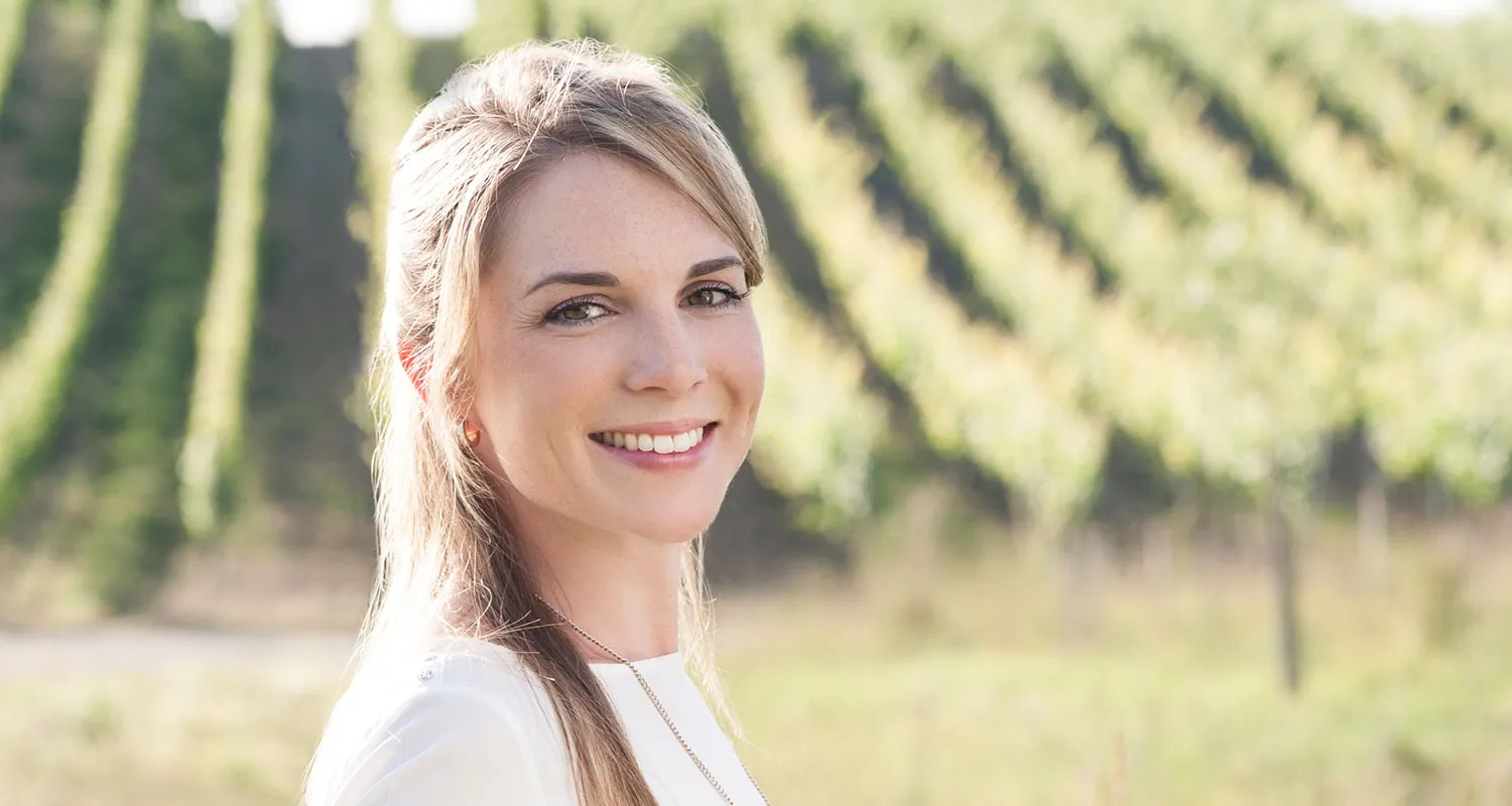 Weinkönigin und Winzerin: Judith Dorst zaubert mit ihrem Grauburgunder schmeichelnde Aromen von Pfirsich, Aprikose und Birnen ins Glas.