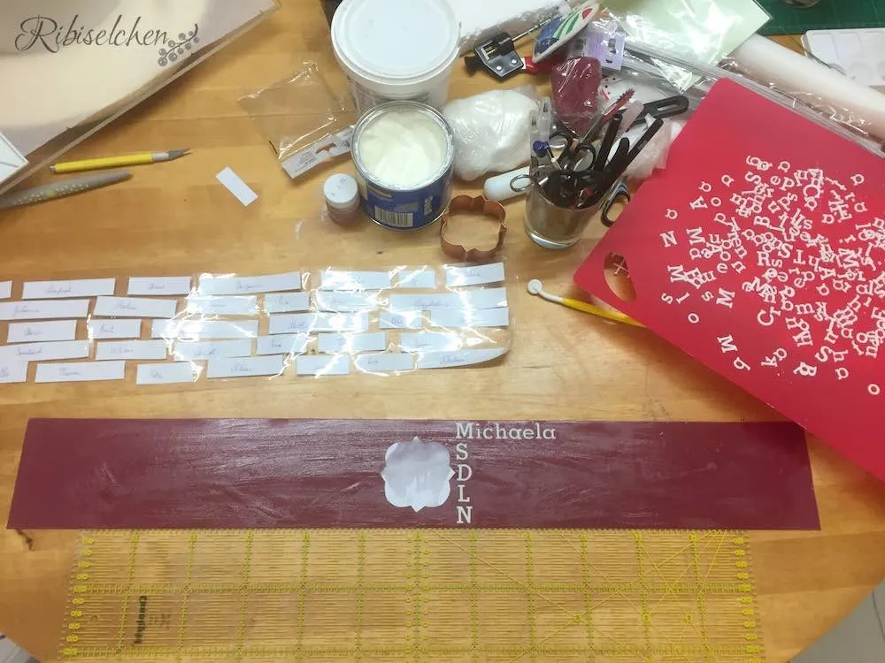 Weinrotes Fondantband bereit zur Verzierung mit Crisco