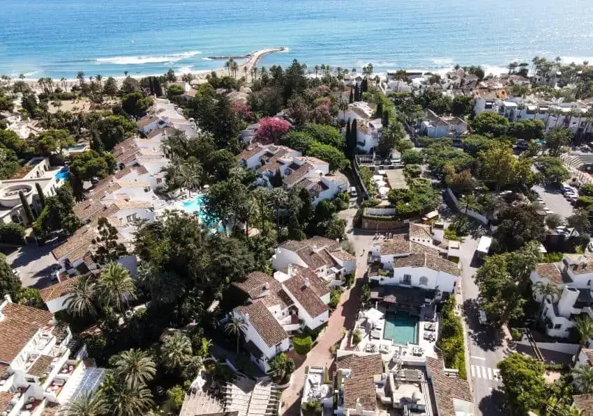 Weiß getünchte Fassaden des Luxushotels Puente Romano Marbella