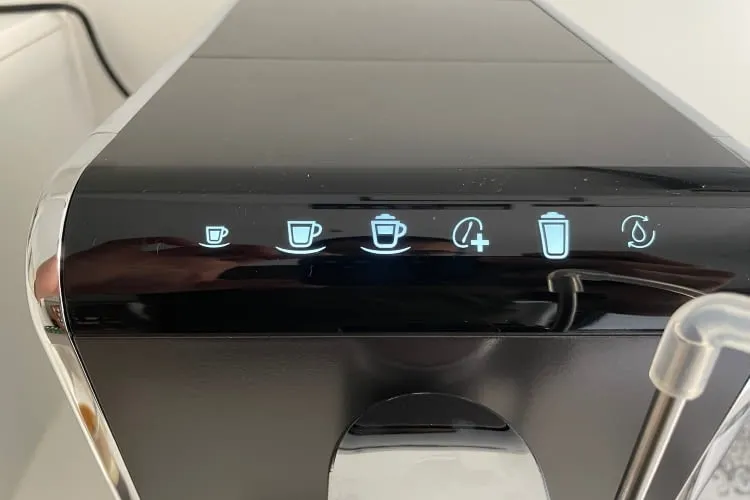 Weiße Bedienknöpfe und orangefarbene Hinweistasten am Tchibo Esperto Pro