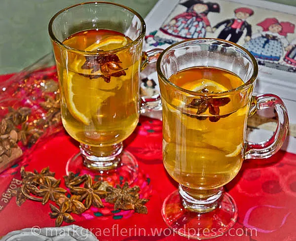 Weißer Glühwein in einer Tasse auf einem Weihnachtsmarkt