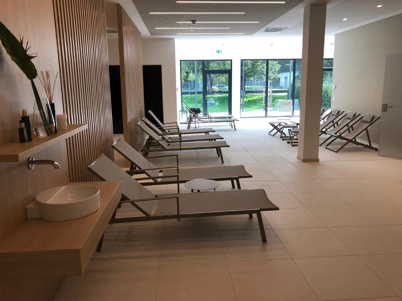 Wellnessbereich mit Saunen und Ruhezonen im TucherFit