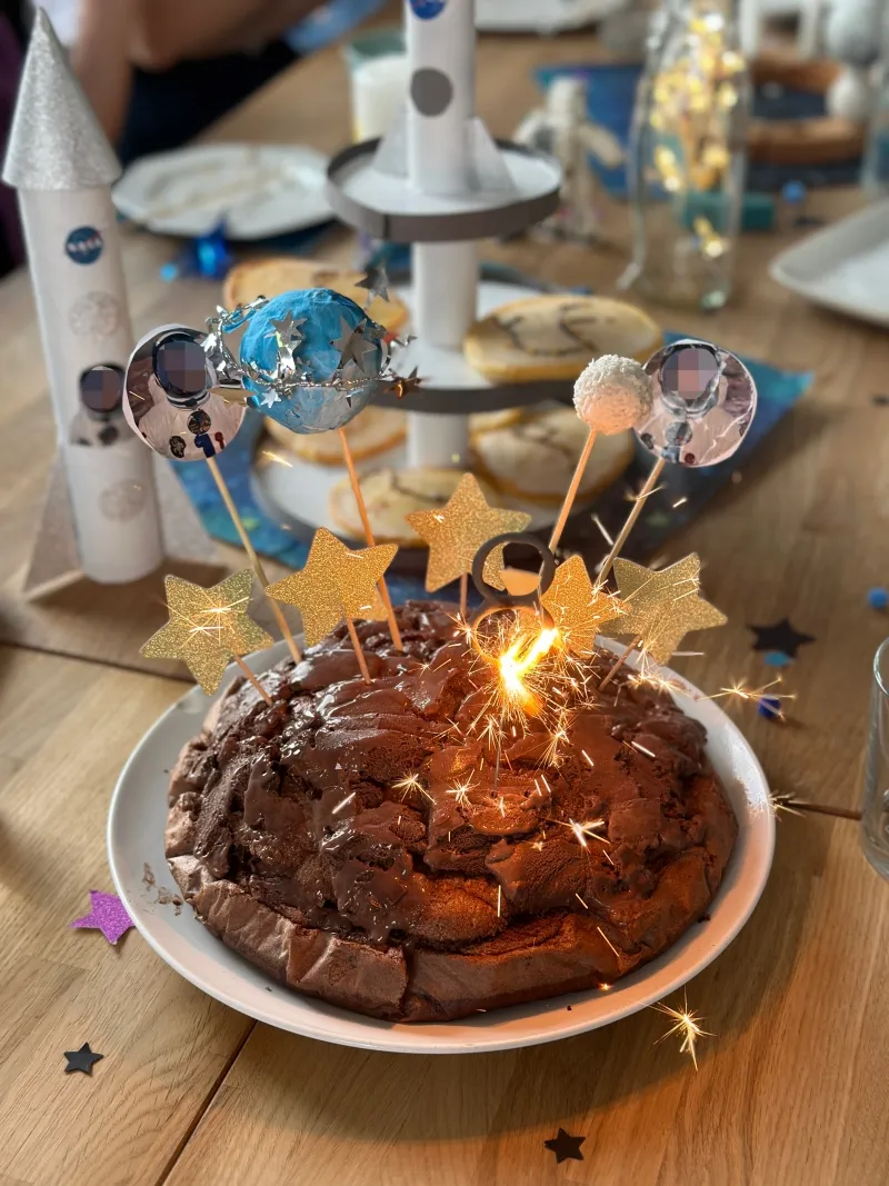 Weltraum-Kuchen mit Fontaene