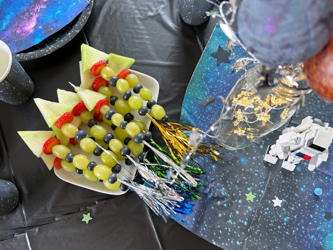 Weltraum-Kuchen Obstspiesse