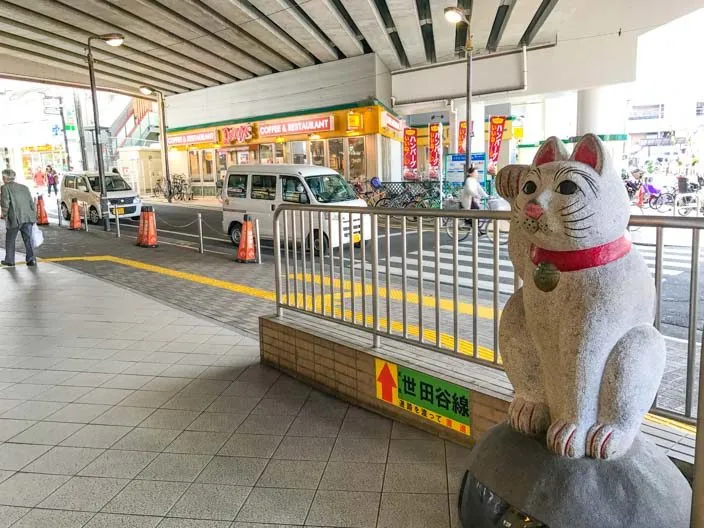 Winkekatze an der Gotokuji Bahnstation