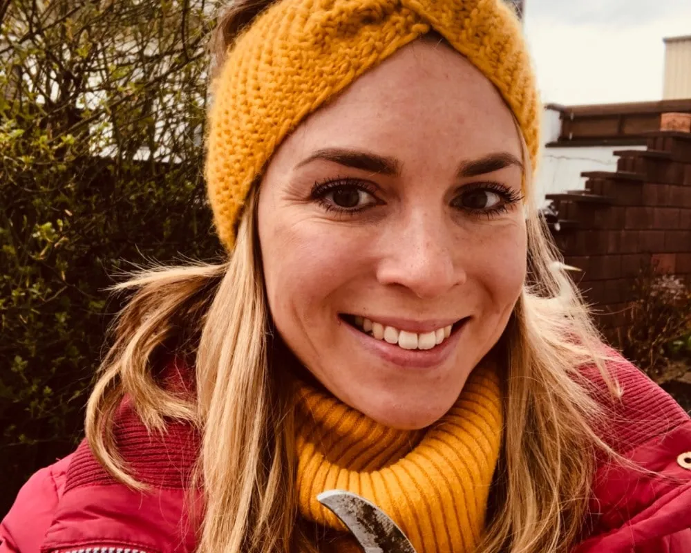 Winzerin Judith Dorst beim Rebschnitt