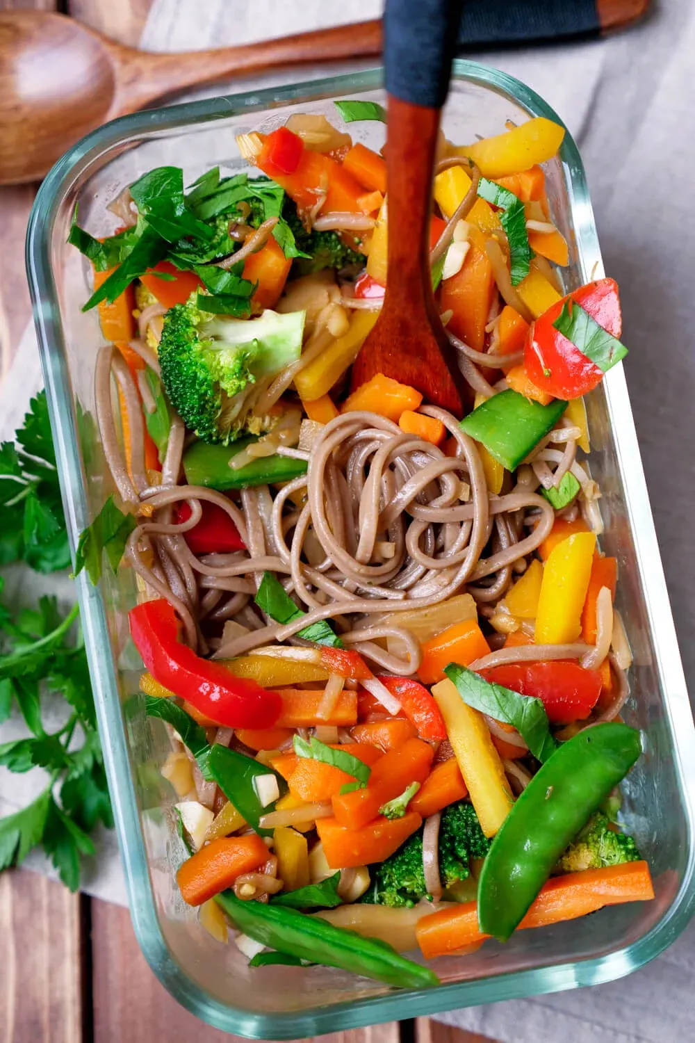 Wok-Nudeln mit Gemüse für die Mittagspause