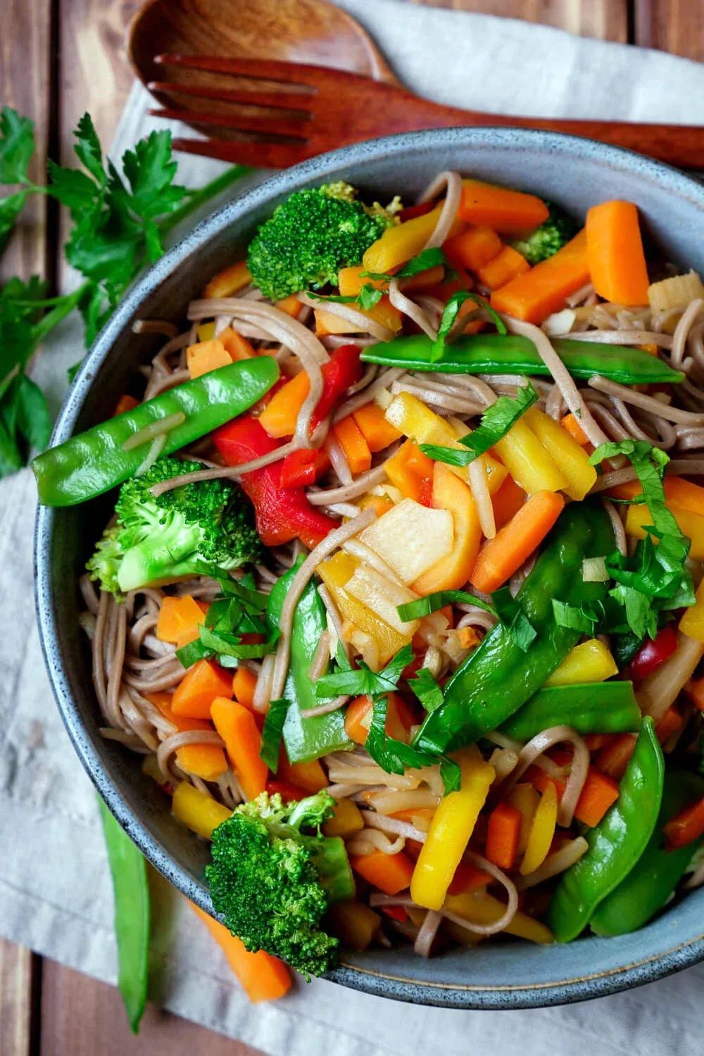 Wok-Nudeln mit Gemüse, Sobanudeln und Sojasauce