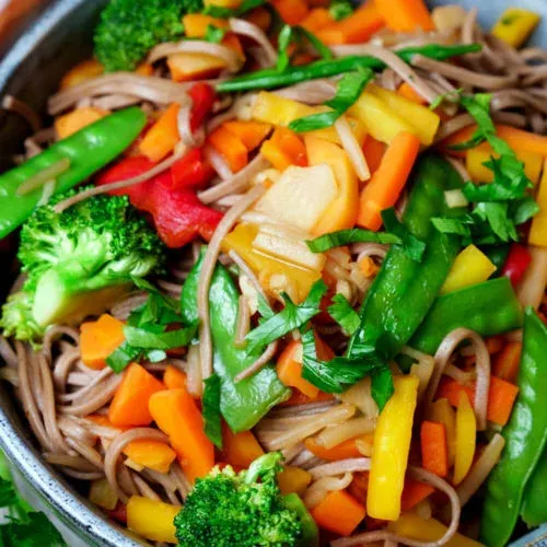 Wok-Nudeln mit TK-Gemüse zubereiten