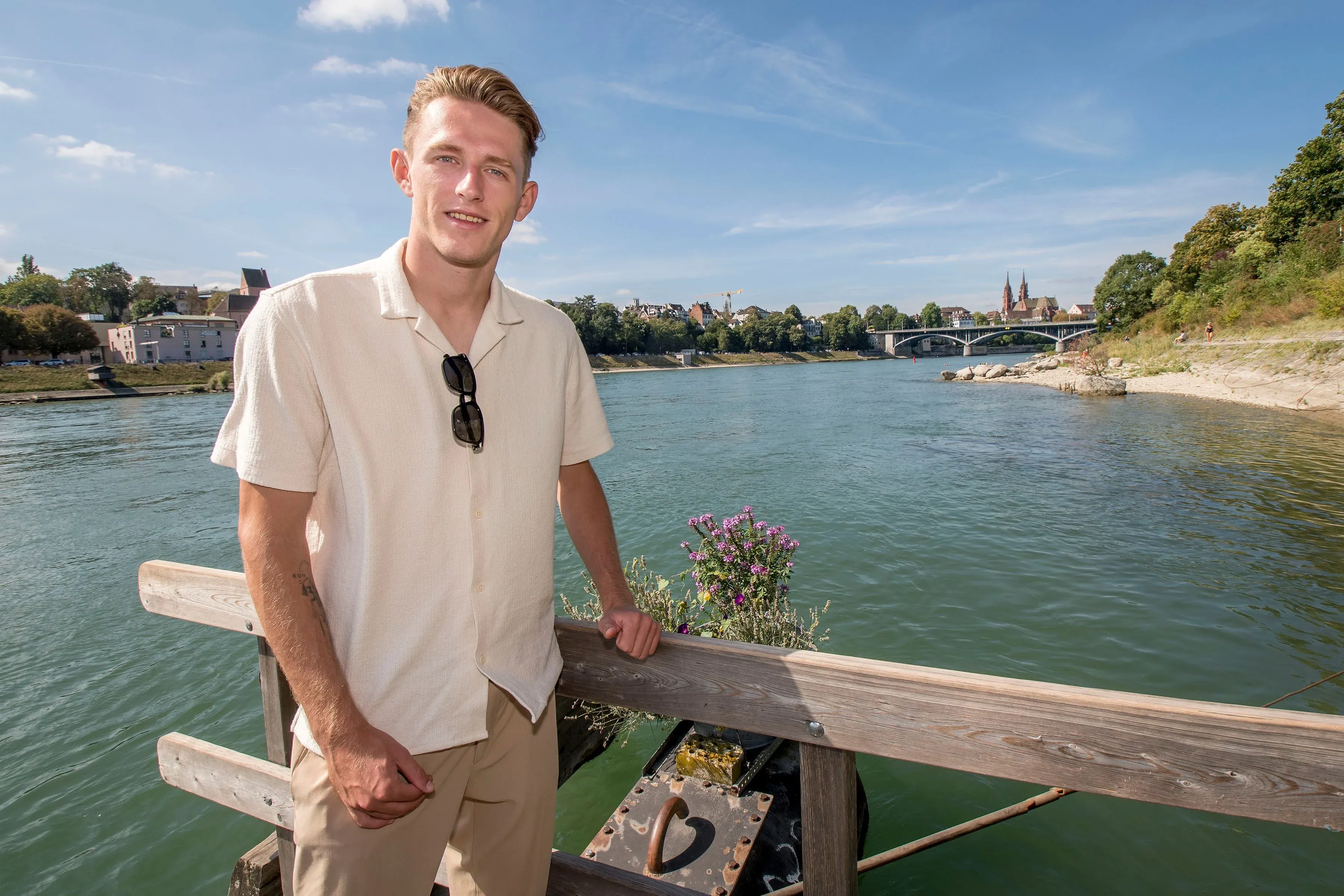 Wouter Burger während eines Interviews am Rhein