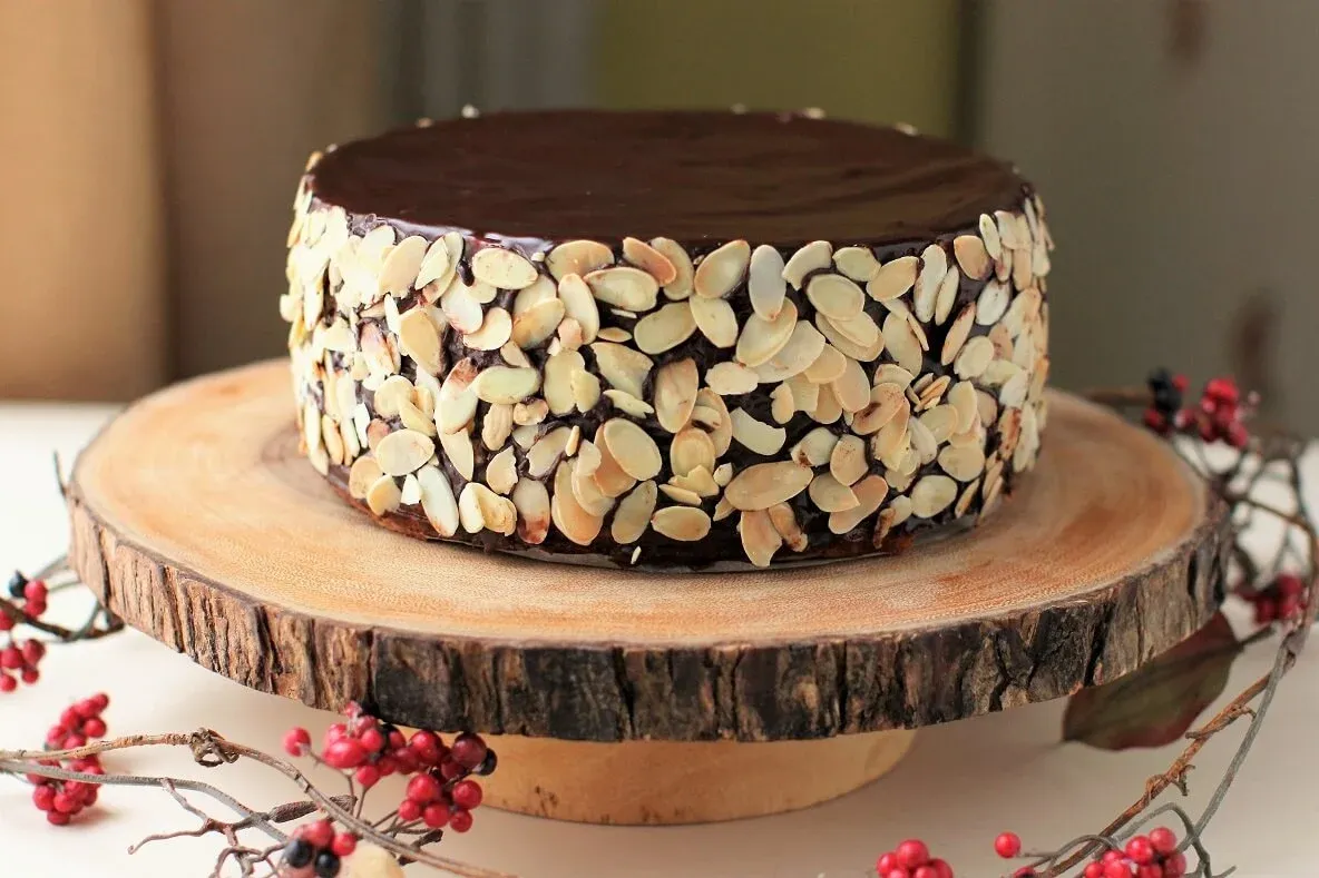 Wunderschöner Baumkuchen auf einem Holzplatten-Kuchenständer