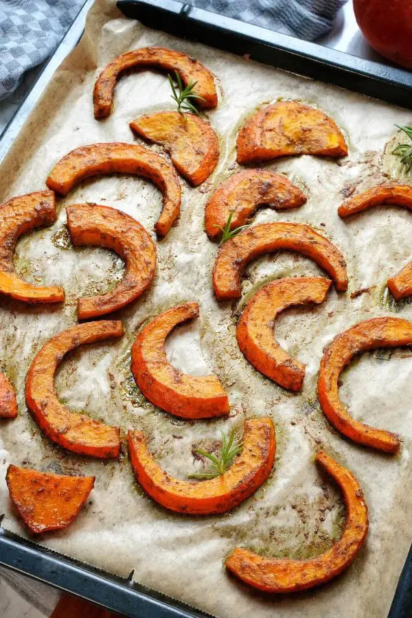 Würzige Kürbisspalten aus dem Ofen, schnell und einfach