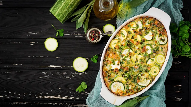 Würziger Zucchini-Auflauf mit Käse überbacken