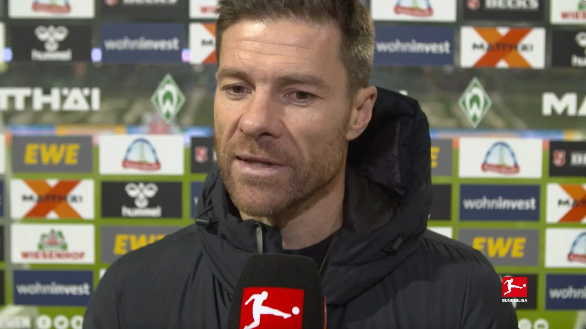 Xabi Alonso gibt Anweisungen am Spielfeldrand