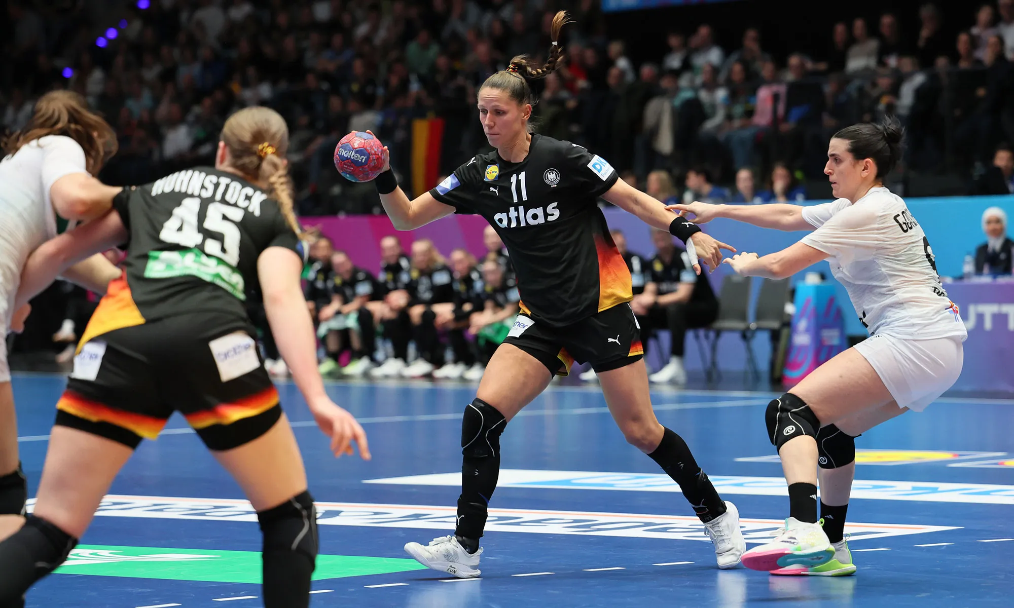 Xenia Smits am Ball für die DHB-Frauen