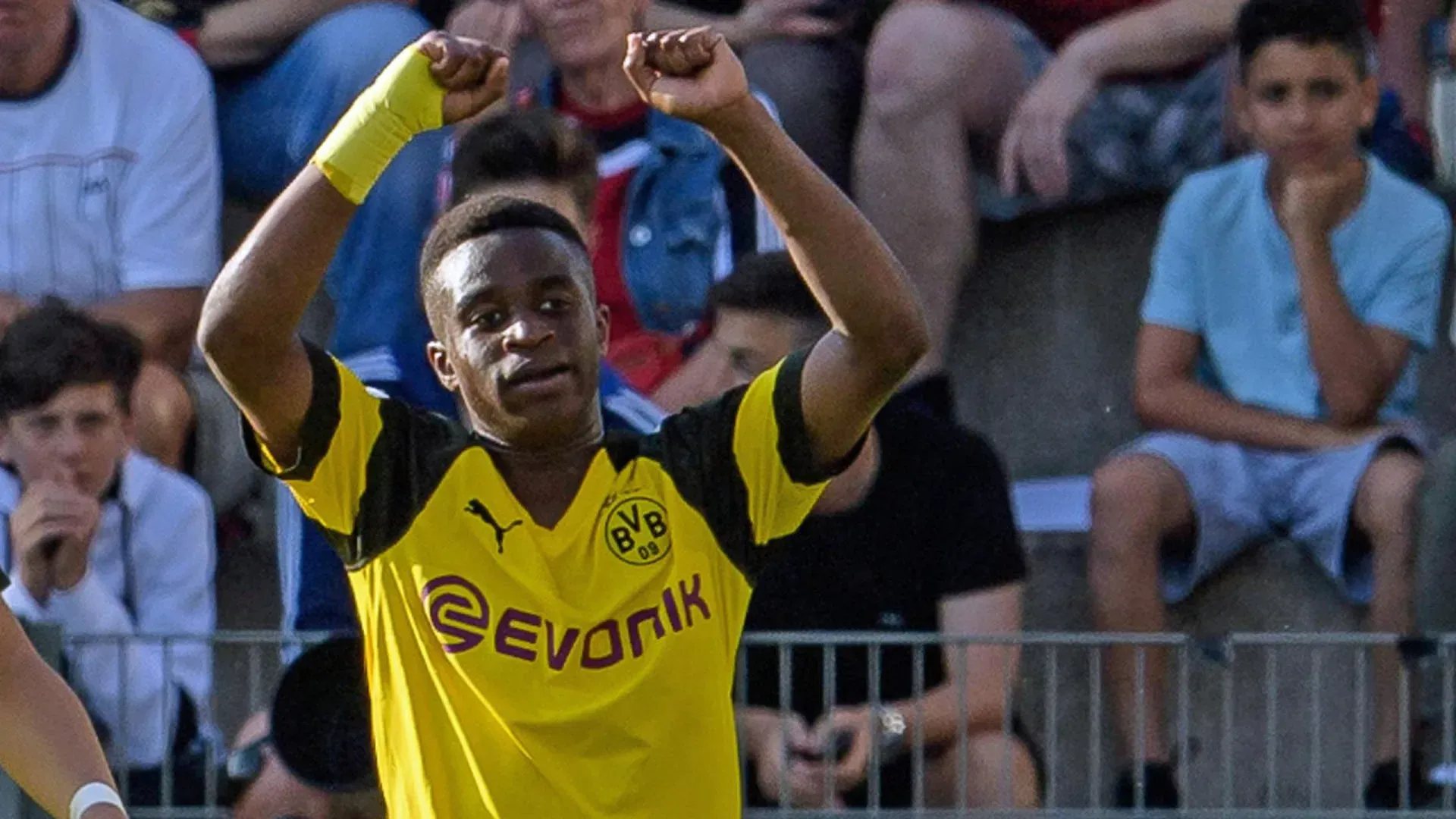 Youssoufa Moukoko erzielt ein spektakuläres Tor für die U17 des BVB gegen Leverkusen
