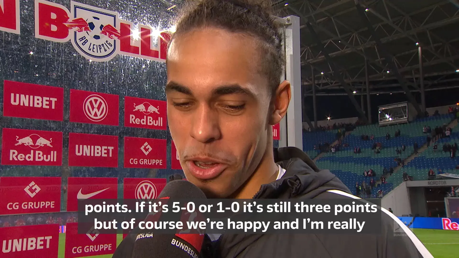 Yussuf Poulsen im Trikot von RB Leipzig nach einem Torjubel im Spiel gegen Hertha BSC