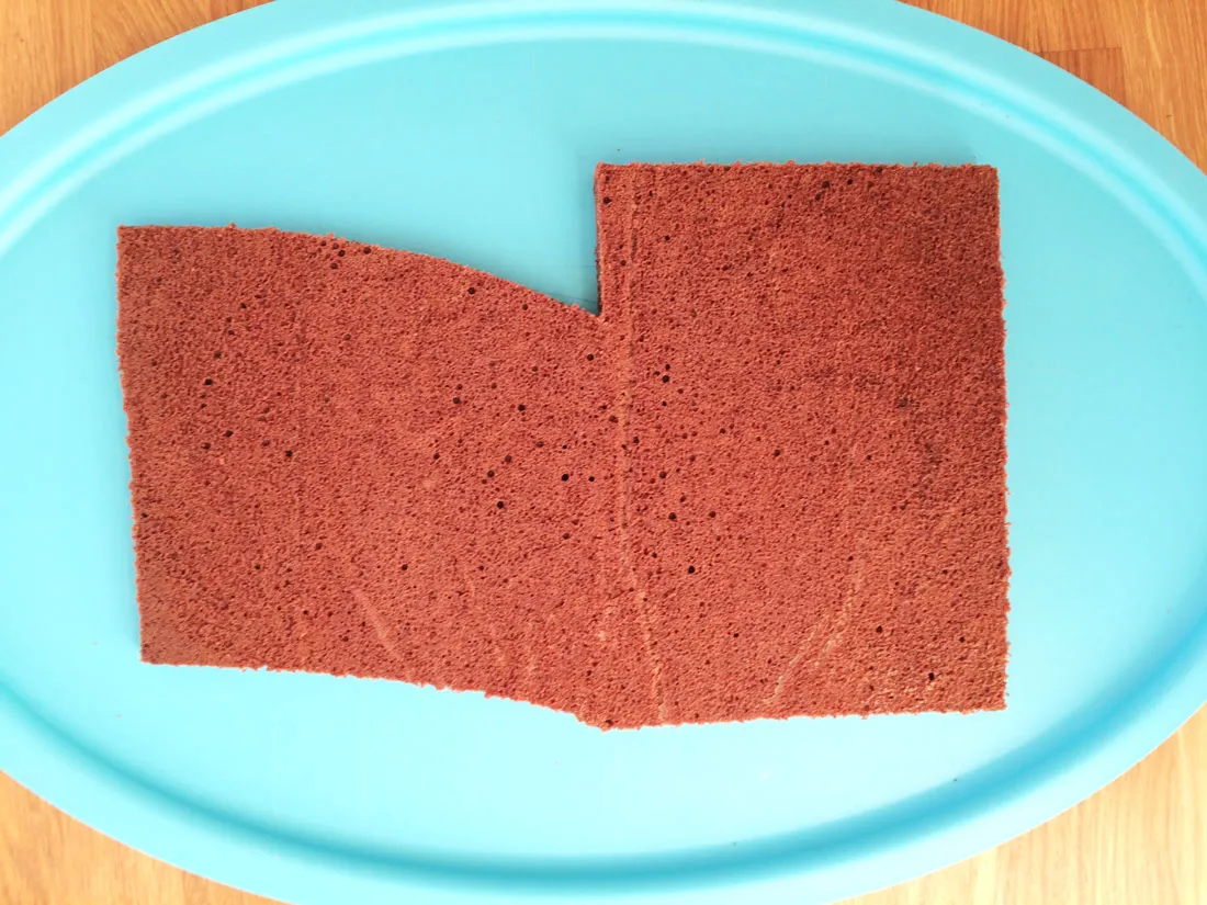 Zahlenkuchen auf Servierplatte gestürzt