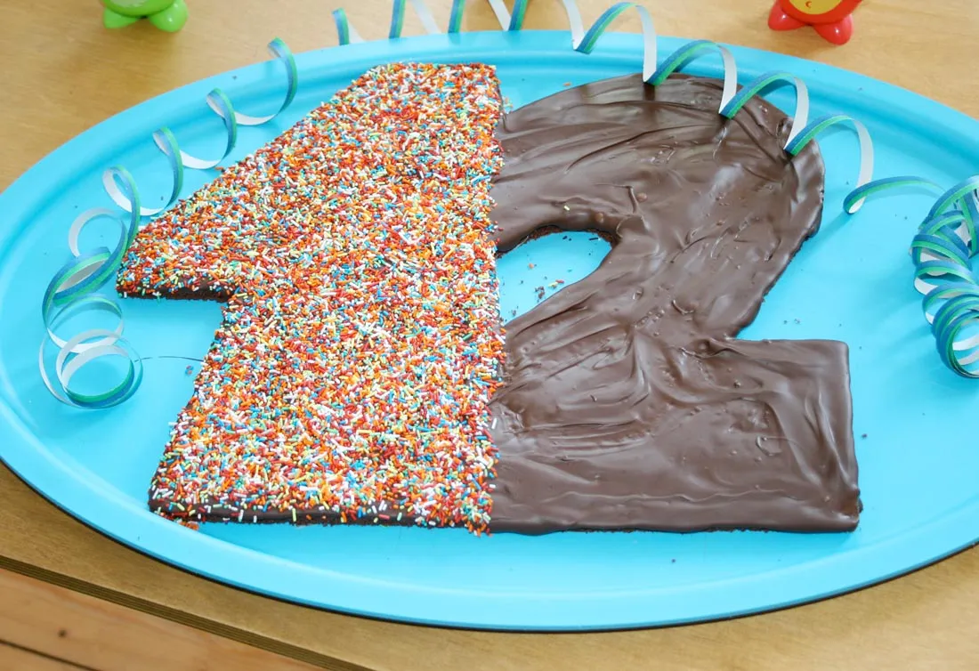 Zahlenkuchen für den 12. Geburtstag mit Schokolade und Zuckerstreuseln