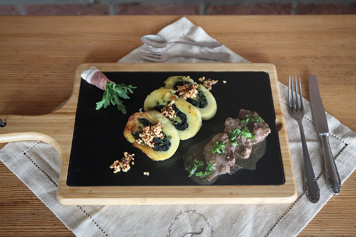 Zarte Schweinebäckchen mit herzhaften Wickelklößen und einer reichhaltigen Sauce