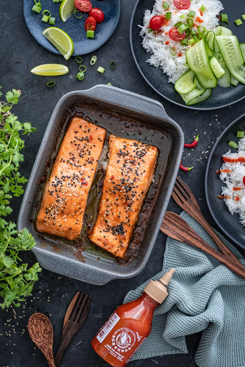 Zarter Asia-Lachs mit Reis und gedünstetem Gemüse