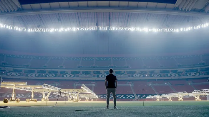 ZDF-Moderator Jochen Breyer bei seinen Recherchen zur umstrittenen WM-Vergabe nach Katar