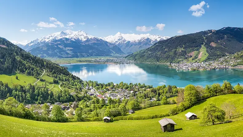 Zell am See in Österreich mit alpiner Landschaft