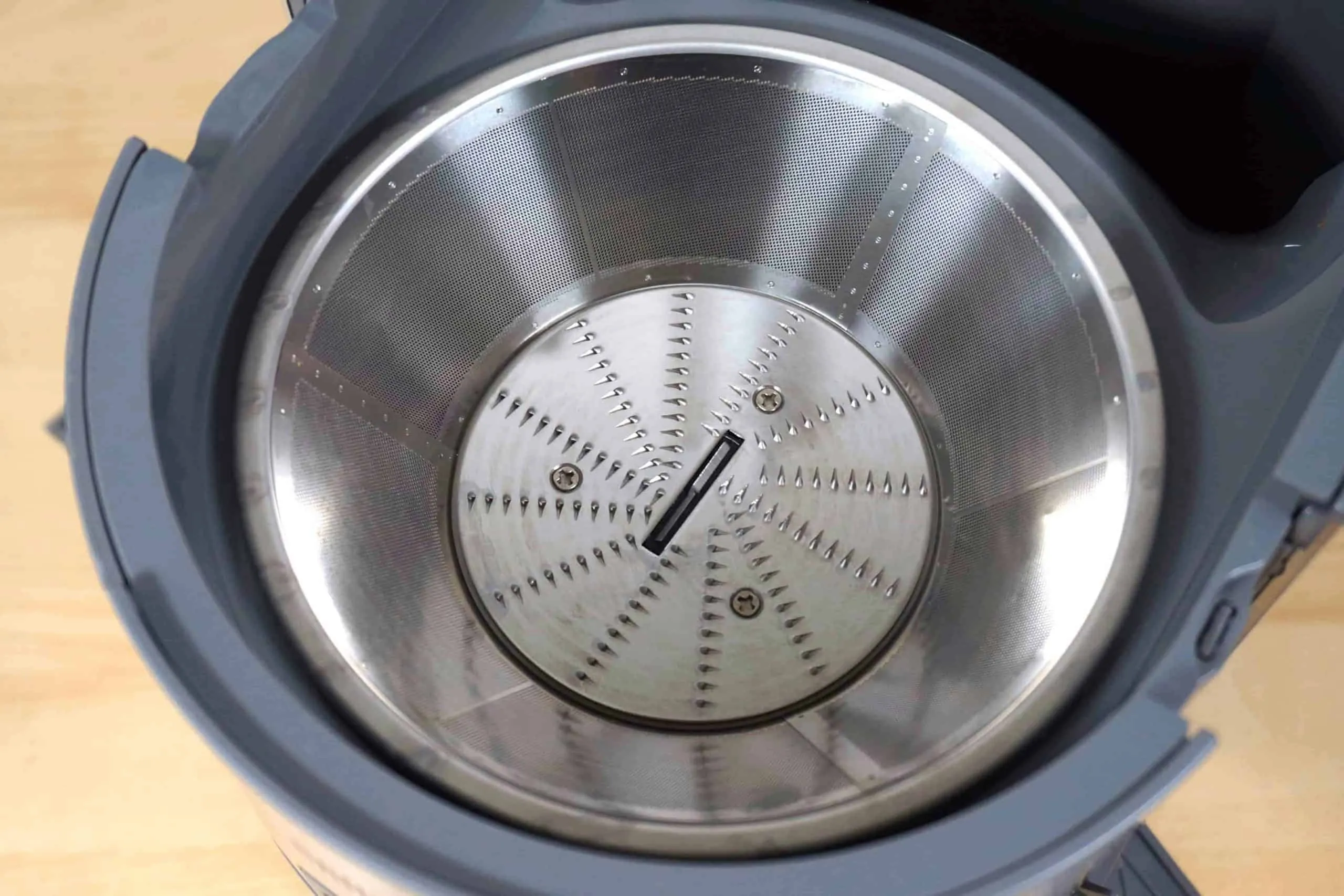 Zentrifuge des Braun J700 Multiquick 7 mit Reibeisen und Edelstahlsieb