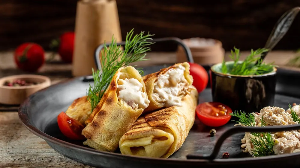 Zigarrenbörek auf Teller, außen knusprig, innen cremig
