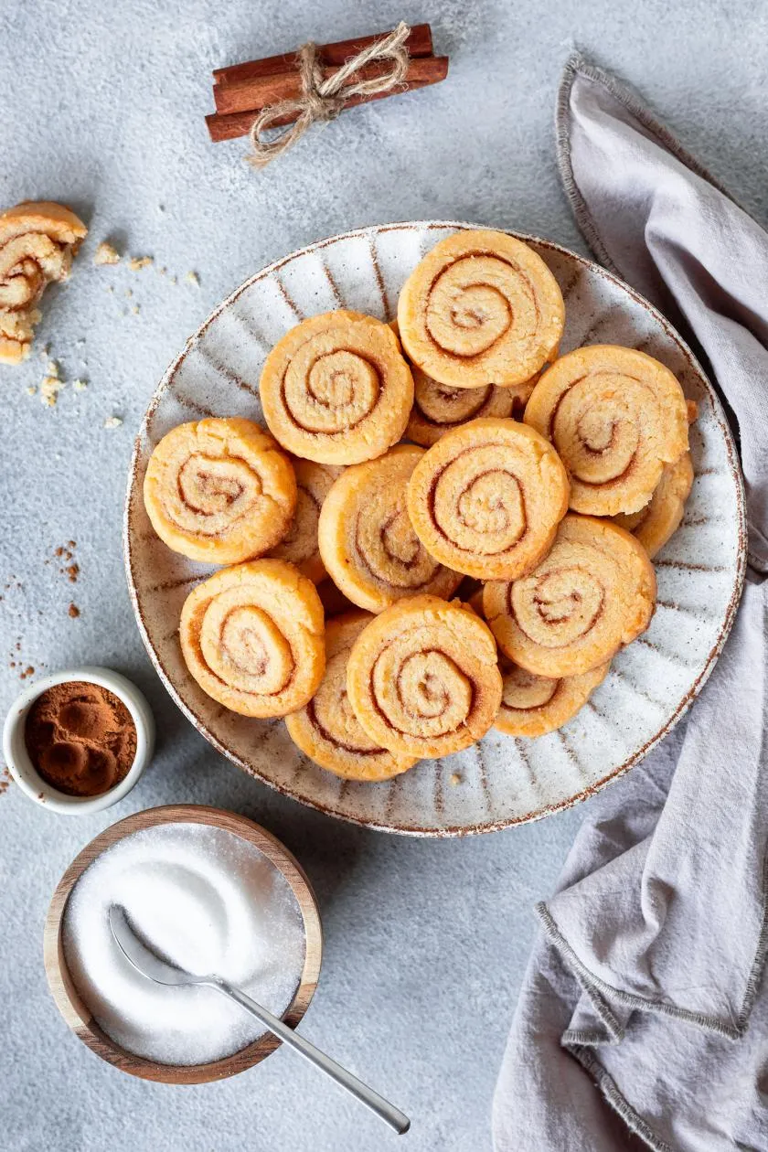 Zimtschnecken-Plätzchen aus Mürbeteig mit Zimt und Zucker