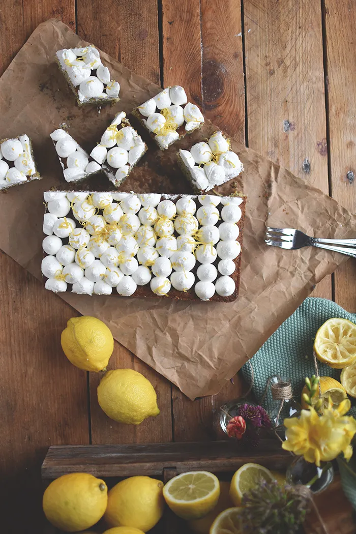 Zitronen-Mohn-Kuchen mit frischen Zitronenscheiben