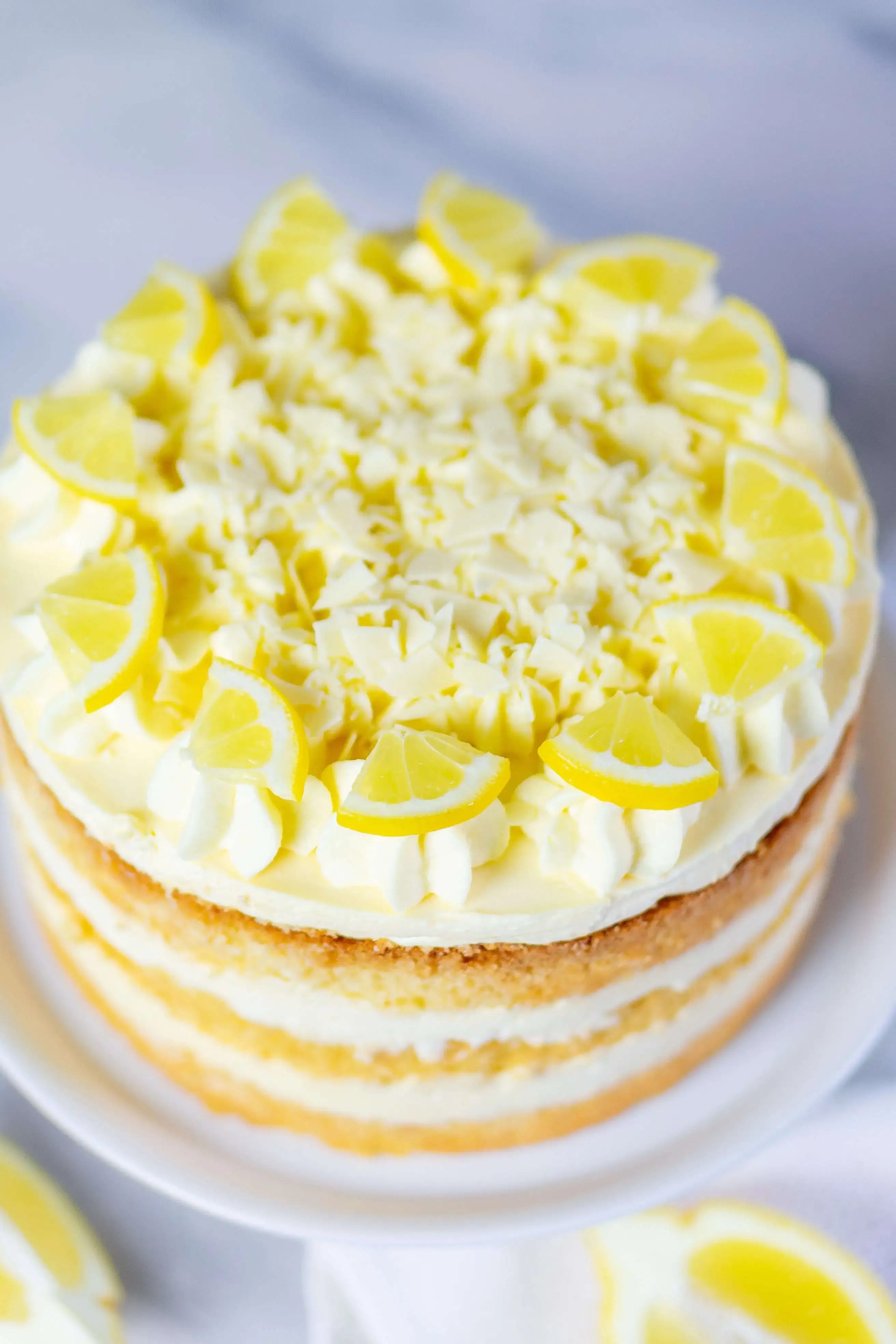 Zitronencreme Torte von oben mit Zitronenscheiben