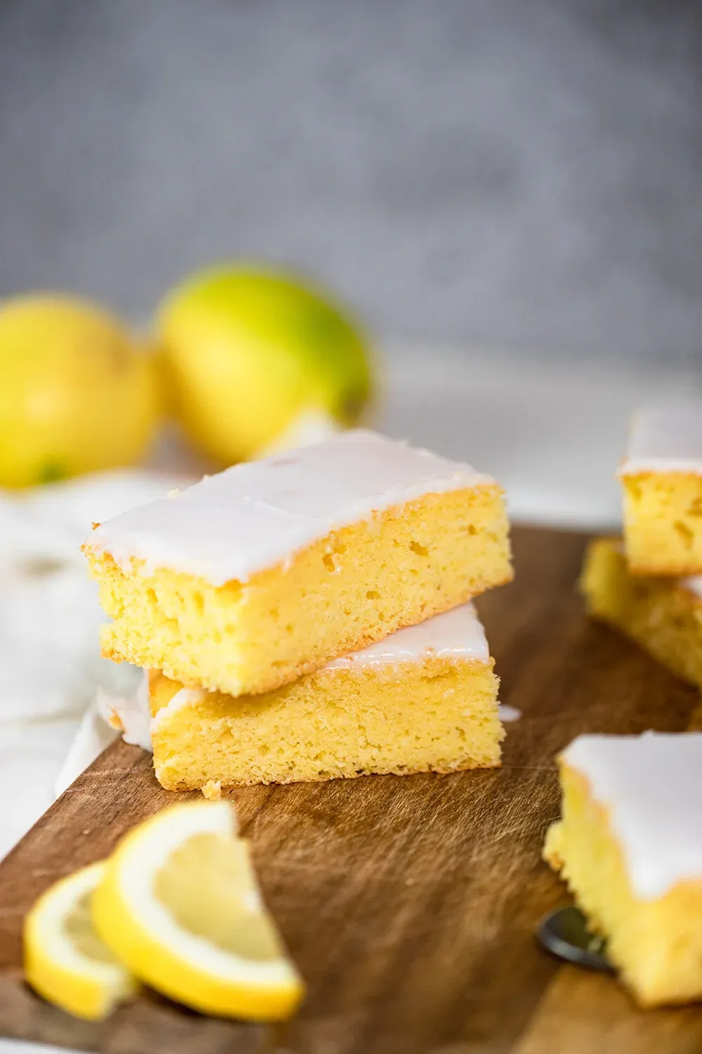 Zitronenkuchen mit Zuckerguss auf dem Holzbrett serviert
