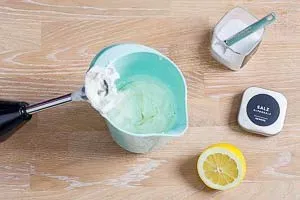 Zitronensaft und Salz dazugeben und erneut mixen, bis die Konsistenz einer Mayonnaise ähnelt.